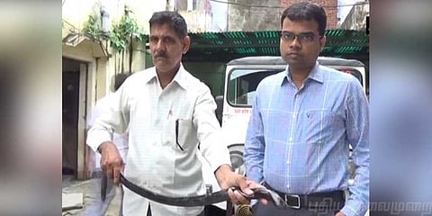 அரியவகை சிகப்பு நிற மண்ணுளி பாம்பைக் கடத்திய மூவர் கைது