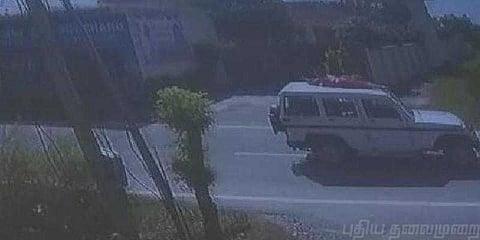 காரின் கூரை மீது பெண்ணை கட்டியெடுத்து சென்ற போலீஸ் - வைரலாகும் வீடியோ