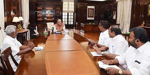 உள்ளாட்சி நிலுவை நிதி : மத்திய அமைச்சரிடம் தமிழக அமைச்சர்கள் வலியுறுத்தல்