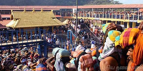 சபரிமலையில் அனைத்து வயது பெண்களையும் அனுமதிக்கும் வழக்கு - உச்சநீதிமன்றத்தில் இன்று தீர்ப்பு