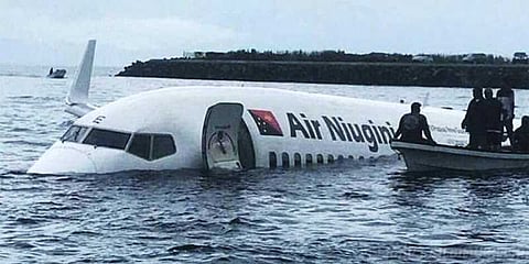 தரையிறங்கியபோது கடலில் விழுந்தது விமானம்: பயணிகள் மீட்பு