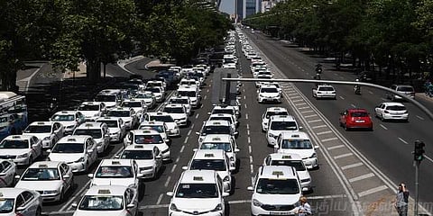 கால் டாக்ஸி ஓட்டுநர்கள் நூதனப் போராட்டம்