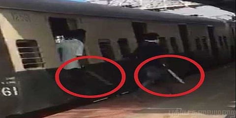 ரயிலில் பட்டா கத்தியுடன் வலம் வந்த மாணவர்கள்: போலீஸ் விசாரணை