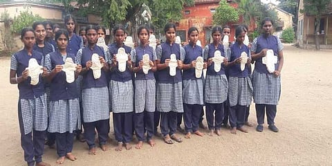 பருத்தி துணியில் நாப்கின்கள் தயாரித்து அசத்தும் அரசுப் பள்ளி மாணவிகள்..!