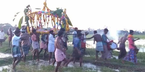 சடலத்தை விவசாய நிலத்தில் தூக்கி செல்லும் அவல நிலை : சாலை வேண்டி கோரிக்கை