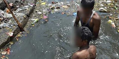 மனிதக் கழிவுகளை கைகளால் அள்ளும் அவலம்