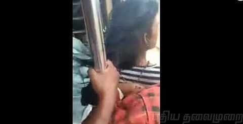 ஓடும் ரயிலில் இருந்து தவறி விழுந்த பெண்... நொடிப்பொழுதில் காப்பாற்றிய சக பயணிகள்