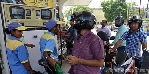 என்ன சொல்கிறது? மத்திய அரசின் பெட்ரோல், டீசல் அதிரடி விலைக் குறைப்பு..!