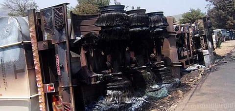 எண்ணெய் லாரி வெடித்து விபத்து.. 50 பேர் உயிரிழப்பு