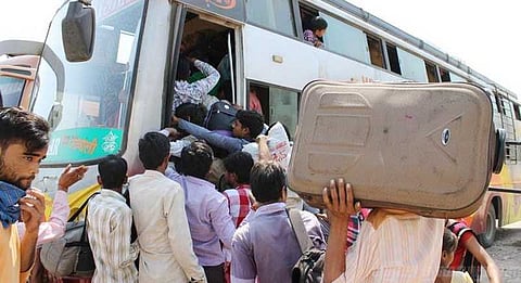 “வாழ்வதற்கே பயமாக உள்ளது”.. குஜராத்தை விட்டு கூட்டம் கூட்டமாக வெளியேறும் வெளிமாநிலத்தவர்கள்..!