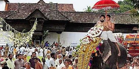 நவராத்திரி விழாவிற்கு அரண்மையில் இருந்து புறப்பட்ட சிலைகள்