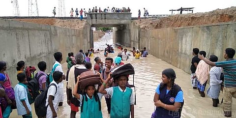 கிராமத்திலிருந்து வெளியே செல்வதில் சிக்கல்..! அவதியுறும் கிராம மக்கள்