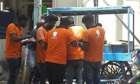 ஃபேஸ்புக்கில் வைரலான ஃபுட் டெலிவரி பாய்ஸ் புகைப்படம்: சொல்வது என்ன?