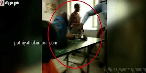 ஆட்டோ டிரைவருக்கு சிகிச்சை செய்த வாட்ச்மேன்: அதிர்ச்சி வீடியோ