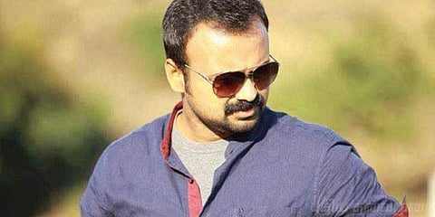 பிரபல ஹீரோவை குத்த கத்தியுடன் பாய்ந்த முதியவர் கைது