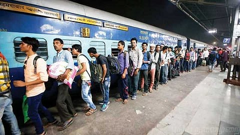 வெளியேறும் தொழிலாளர்களால் குஜராத் வர்த்தகம் பாதிப்பு