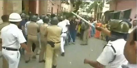 பாலியல் புகார் ஆசிரியருக்கு எதிராக போராடியவர்கள் மீது தடியடி