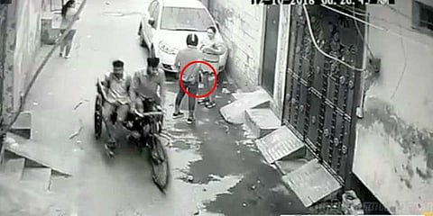 துப்பாக்கி முனையில் பெண்ணிடம் நகைக் கொள்ளை