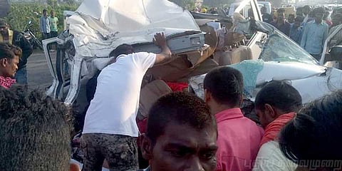 லாரி மீது கார் மோதி விபத்து: ஒரே குடும்பத்தை சேர்ந்த 10 பேர் பலி!