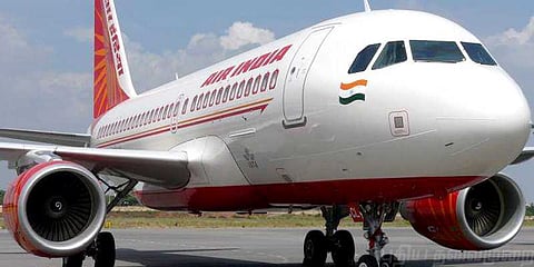 விமானத்தில் இருந்து கீழே விழுந்த பணிப்பெண் படுகாயம்!