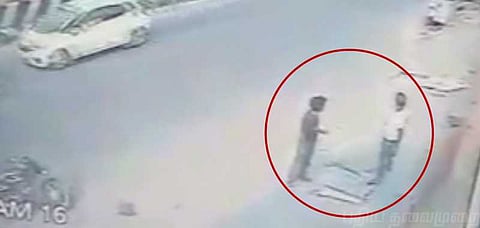 பேருந்து மோதி இளைஞர் உயிரிழப்பு.. சிசிடிவியில் வெளிவந்த அதிர்ச்சியான உண்மை..!