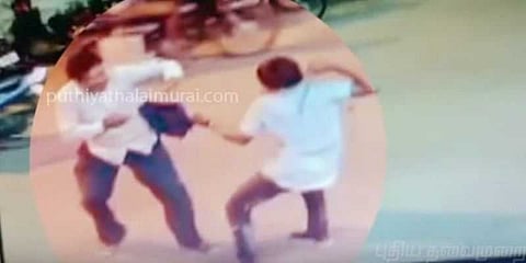 நடுரோட்டில் அரிவாளால் வெட்டி பணம் பறித்த கும்பல் : பதறவைக்கும் காட்சிகள்