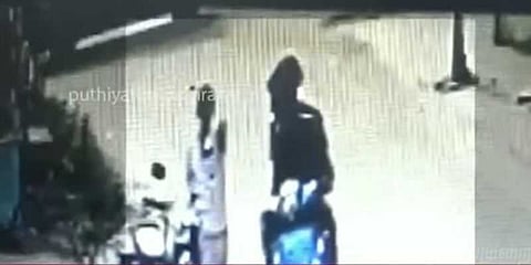 முகவரி கேட்பது போல் முதியவரிடம் செல்போன் பறிப்பு : சிசிடிவி காட்சிகள்