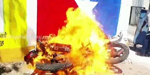 வாங்கியது முதல் பிரச்னை: சொந்த பைக்கையே தீ வைத்து எரித்த நபர்