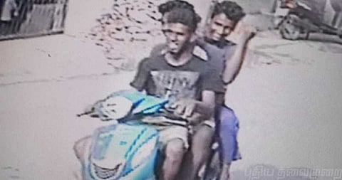 மனசாட்சியே இல்லாமல் செல்போனுக்காக முதியவரை தரதரவென இழுத்த இளைஞர்கள்..!