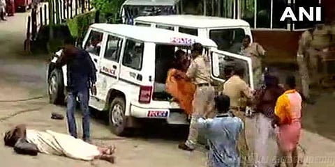 பம்பையில் இருசக்கர வாகனங்களை அடித்து நொறுக்கிய காவல்துறைனர்