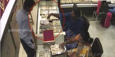 நகையை ஆடைக்குள் மறைத்து திருட்டு : இரண்டு பெண்களுக்கு வலைவீச்சு