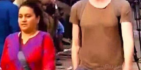 50 வயதென கூறி சபரிமலை ஏறிய பெண் நிருபர் : தடுத்து நிறுத்திய பக்தர்கள்