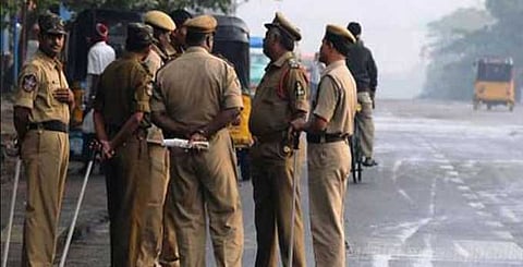 புகார் கொடுத்த மனைவியை கத்தியால் தாக்கிய கணவன் - காவல்நிலைய பரபரப்பு