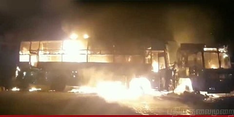 லாரி மீது ஆம்னி பஸ் மோதி தீப்பிடித்தது: 4 பேர் உடல் கருகி பலி!