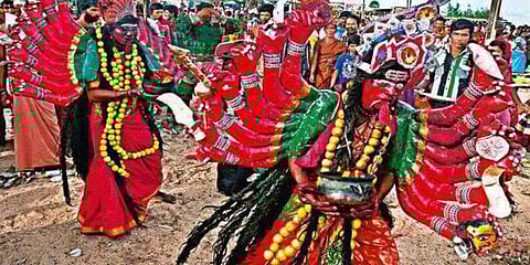 தசரா திருவிழா : குலசேகரப்பட்டினத்தில் கோலாகல கொண்டாட்டம்