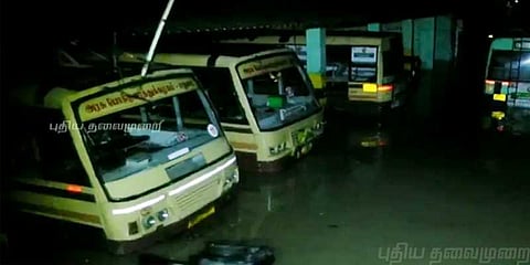 கண்மாய் உடைந்து பேருந்து பணிமனைக்குள் வெள்ளம்!