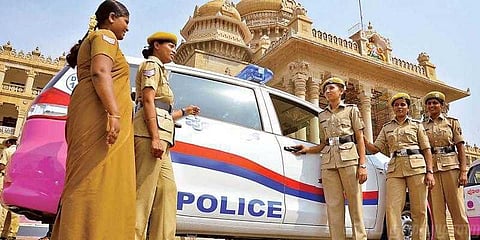 கர்நாடகாவில் அனைத்து பெண் போலீஸுக்கும் பேண்ட், சர்ட் - புதிய உத்தரவு