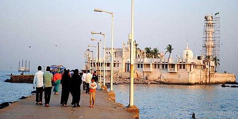 ஹாஜி அலி தர்காவும்.. இரண்டு வருட பெண்கள் வழிபாடும்..