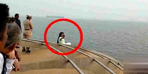 பாதுகாப்பை மீறி ஆபத்தாக செல்ஃபி எடுத்த முதல்வரின் மனைவி