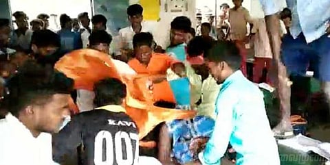 பாலியல் தொந்தரவு கொடுத்ததாக ஆசிரியருக்கு பொதுமக்கள் தர்ம அடி