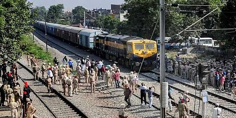 “கல்வீச்சில் ஈடுபட்டதால் ரயிலை வேகமாக இயக்கினேன்”- ஓட்டுநர் வாக்குமூலம்