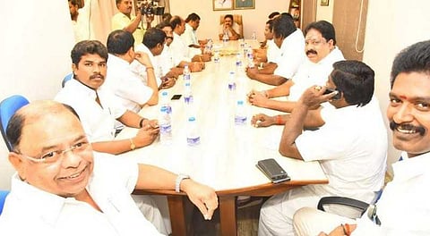 எம்.எல்.ஏ.க்கள் குற்றாலம் செல்வது ஏன் ?