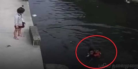 நீரில் மூழ்கிய சிறுமியை பாய்ந்து காப்பாற்றிய புட் டெலிவரி பாய்!