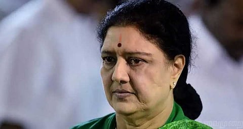 சிறையில் இருந்தபடி கன்னடம் கற்று வருகிறார் சசிகலா..!