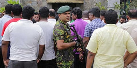 இலங்கையில் அமைச்சர் பாதுகாவலர் துப்பாக்கிச் சூடு - இருவர் காயம்