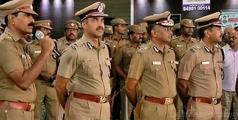 இரவுப் பணி காவலர்களிடம் நேரில் வாழ்த்து கூறிய ஆணையர்..!