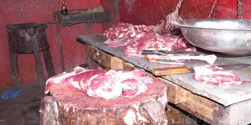 இறைச்சிக் கடைகளில் குவிந்த மக்கள்