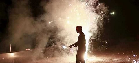 விதிமீறி பட்டாசு வெடித்ததாக தமிழகத்தில் 6 பேர் கைது