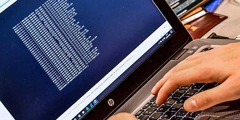 வங்கிகளில் ஹேக்கர்கள் கைவரிசை : பாகிஸ்தானில் பரிவர்த்தனை முடக்கம்