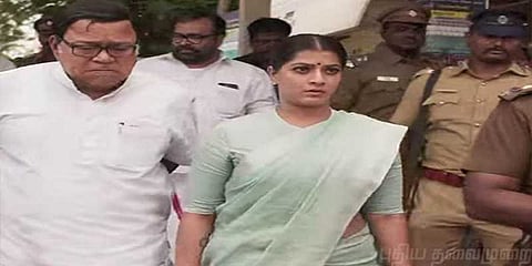 முட்டாள் தனத்தில் இருந்து வெளியே வாருங்கள் - வரலட்சுமி சரத்குமார்